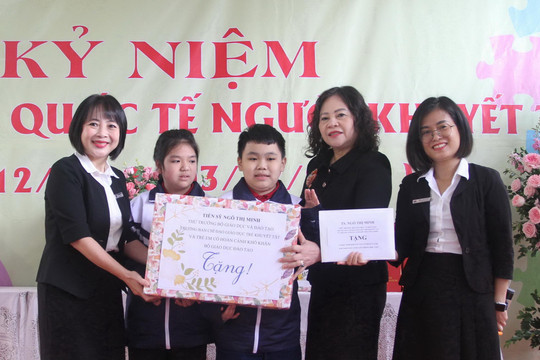 Thứ trưởng Ngô Thị Minh thăm và động viên học sinh khối giáo dục đặc biệt