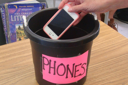 Italy cấm sử dụng điện thoại di động trong lớp học