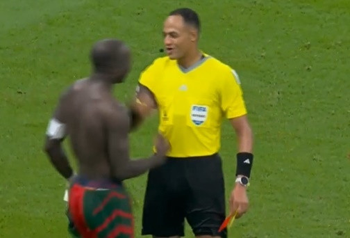 Trọng tài cười, bắt tay trước khi rút thẻ đỏ cho cầu thủ Cameroon