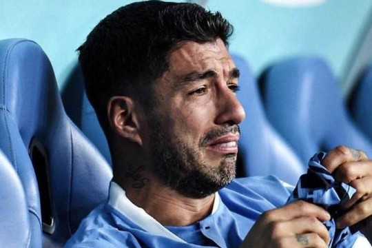Phản ứng của Evra khi Suarez khóc