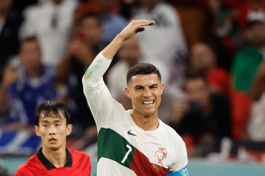 HLV Santos: Ronaldo bị tiền đạo Hàn Quốc sỉ nhục
