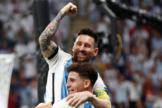 Messi tỏa sáng trong ngày Argentina vào tứ kết World Cup