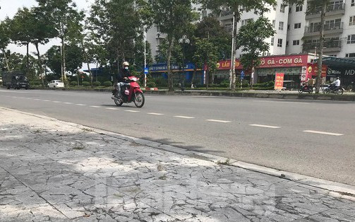 Hà Nội: Mới dùng đã vỡ nát, cần xem lại chủ trương lát đá vỉa hè
