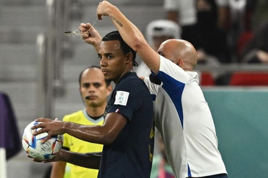 HLV tuyển Pháp: Kounde mê tín nên đeo dây chuyền khi thi đấu
