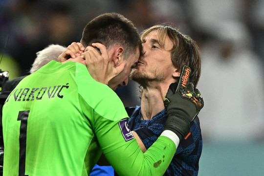 Modric ôm hôn thủ môn Croatia sau loạt luân lưu