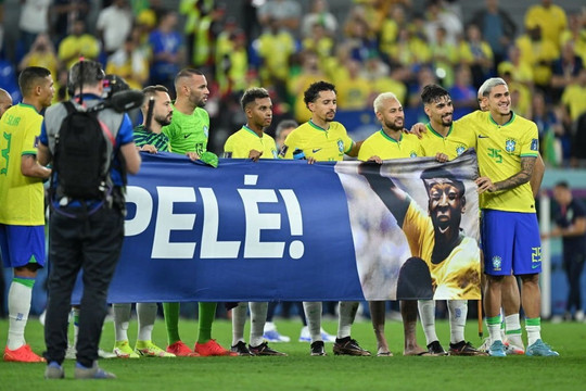 Cầu thủ Brazil tặng chiến thắng cho Pele