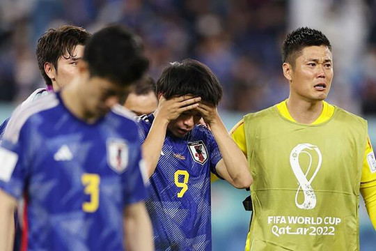 Cầu thủ Nhật Bản đá hỏng 11 m khóc nức nở