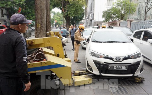 CSGT xuất quân xử lý ô tô chiếm lòng đường, vỉa hè ở quận Hoàn Kiếm