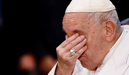 Giáo hoàng khóc trong lễ kính Đức Mẹ vô nhiễm nguyên tội