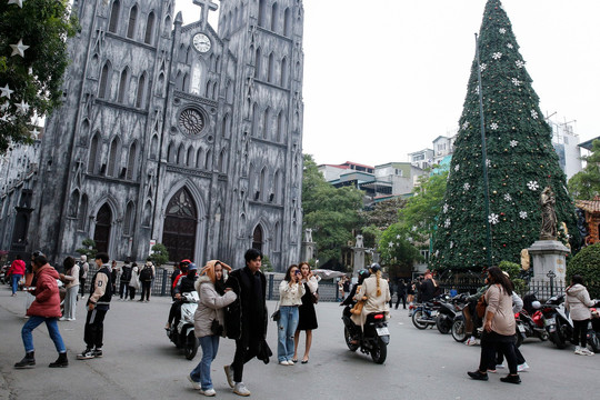 Nhà thờ Lớn Hà Nội "thay áo mới" đón Giáng sinh, giới trẻ rủ nhau đến sống ảo