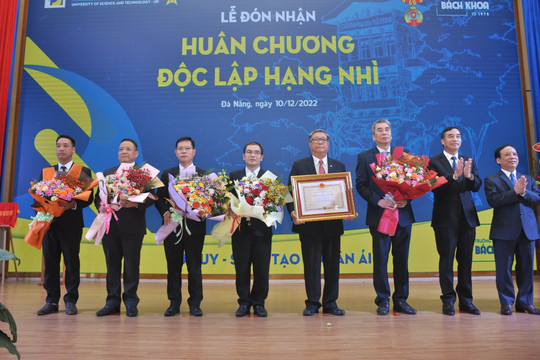Trường ĐH Bách khoa Đà Nẵng đón nhận Huân chương Độc lập hạng Nhì