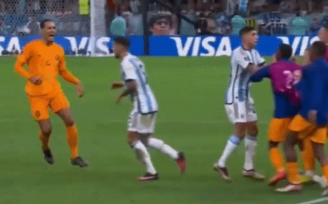 Tiền vệ Argentina bị Van Dijk húc văng sau pha khiêu khích
