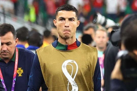 Ronaldo vẫn được chú ý dù ngồi dự bị