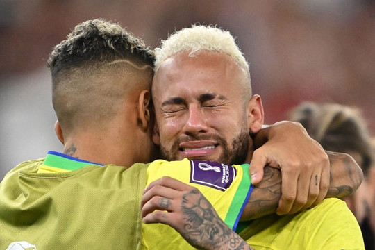 Dàn sao Brazil khóc sau thất bại trên chấm 11 m