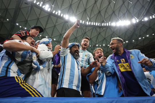 CĐV Argentina ăn mừng Brazil bị loại khỏi World Cup 2022