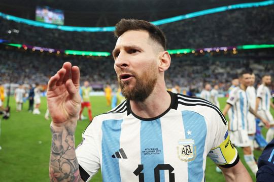 Chuỗi cảm xúc gay gắt của Messi trong trận thắng Hà Lan