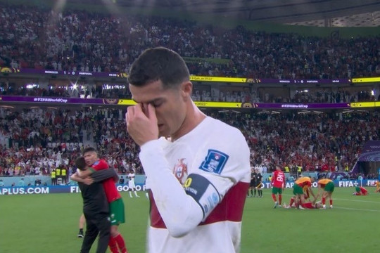 Ronaldo khóc khi Bồ Đào Nha bị loại