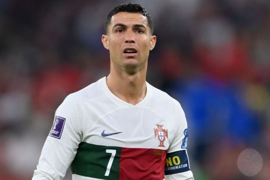 Ronaldo lập kỷ lục trong ngày rời World Cup