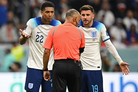 Danh thủ tuyển Anh chỉ trích trọng tài: 'Đúng là trò đùa'