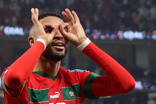 Tiền đạo Morocco bật nhảy 2,78 m để ghi bàn