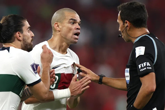 Pepe: Khó chấp nhận trọng tài người Argentina bắt trận này