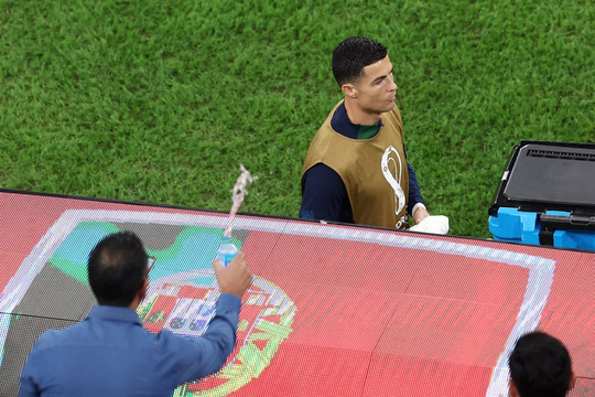 Ronaldo bị CĐV hắt nước trong trận thua của Bồ Đào Nha