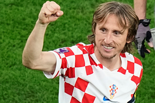 Sao Croatia: 'Đưa bóng cho Modric an toàn hơn gửi tiền ngân hàng'