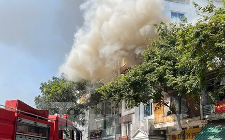 Cháy lớn trên phố Hà Nội, khói bốc nghi ngút người dân ôm tài sản bỏ chạy