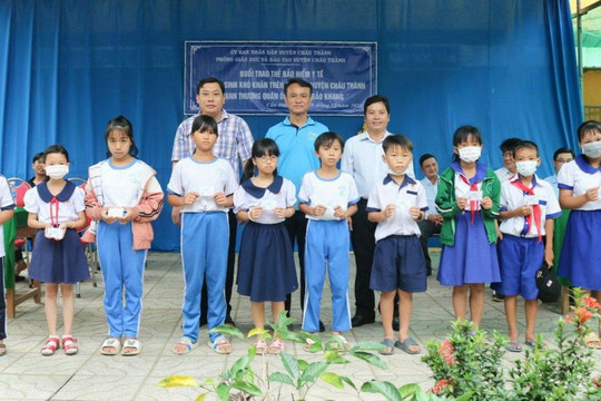 Hỗ trợ gần 200 thẻ bảo hiểm y tế cho học sinh có hoàn cảnh khó khăn ở An Giang