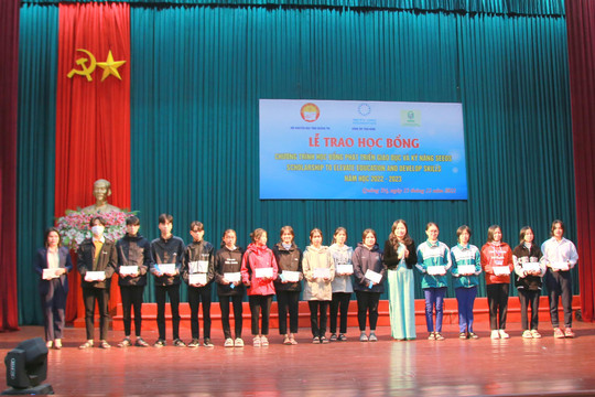 Trao hơn 750 triệu đồng đến học sinh nghèo hiếu học Quảng Trị