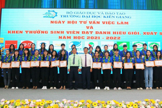 Trường ĐH Kiên Giang khen thưởng 591 sinh viên giỏi, xuất sắc