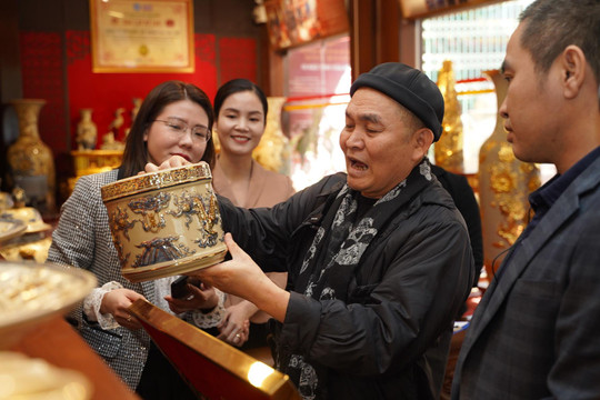 Nghệ sĩ hài Xuân Hinh ấn tượng với sản phẩm đồ thờ gốm men Hoàng Tộc