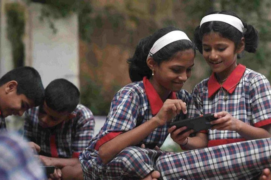 Học sinh nghèo Ấn Độ chào đón 'số'