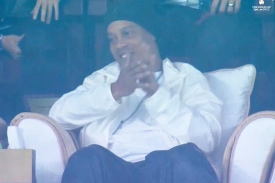 Ronaldinho gây tranh cãi khi vỗ tay sau bàn thắng của Argentina