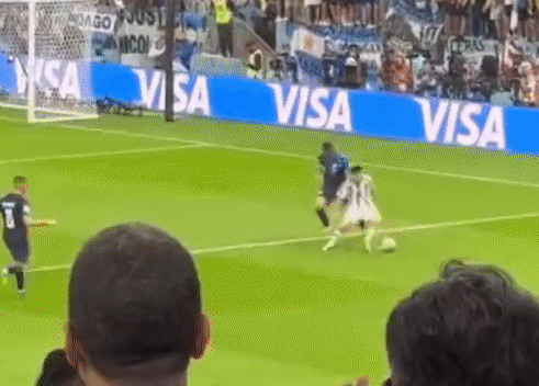 CĐV trầm trồ trước pha đi bóng của Messi