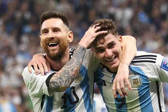 Julian Alvarez - từ tấm ảnh với Messi đến người hùng Argentina