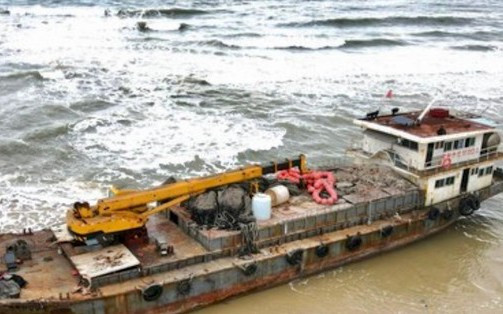 Xử lý 'tàu ma' trôi dạt mắc cạn ở bờ biển Quảng Trị