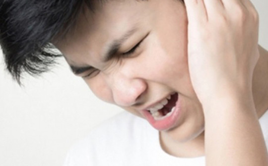 Thường xuyên đeo tai nghe đi ngủ, chàng trai trả giá đắt: Bác sĩ chỉ ra 5 điều khiến bạn dễ bị điếc