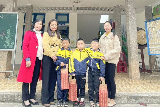 3 học sinh Quảng Trị trả lại xấp tiền nhặt được cho người đánh rơi