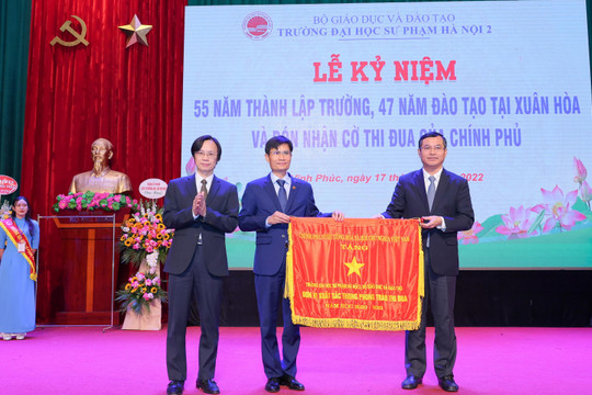 Trường ĐH Sư phạm Hà Nội 2 nhận Cờ thi đua của Chính phủ