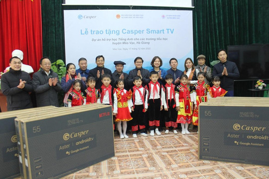 Vụ Giáo dục Tiểu học tặng quà cho một số trường học khó khăn tại tỉnh Hà Giang