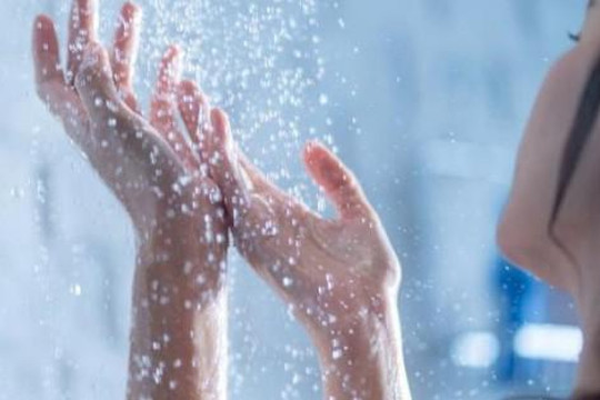 5 dấu hiệu tuyệt đối không nên tắm vào mùa lạnh