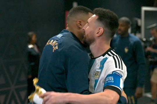 Mbappe ôm Messi trước trận chung kết World Cup 2022