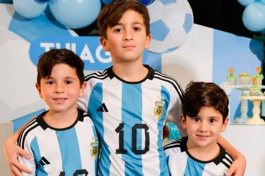 Thiago Messi cổ vũ bố theo cách đặc biệt