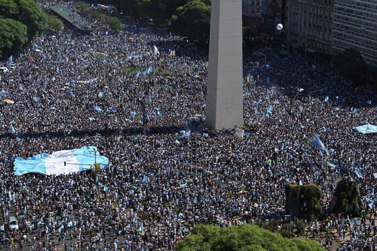 CĐV Argentina tại Buenos Aires xuống đường mừng chức vô địch World Cup
