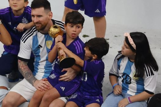Mateo Messi không cho em trai cầm giải thưởng của bố