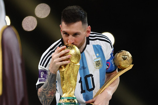 Messi vĩ đại nhất lịch sử bóng đá, nhưng không đủ
