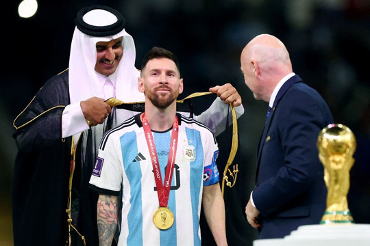 Qatar lên tiếng về chiếc áo choàng đen của Messi