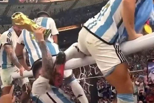 Lautaro Martinez vung chân vào mặt Messi khi ăn mừng