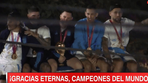 Messi suýt mắc vào dây diện khi đang ăn mừng vô địch World Cup